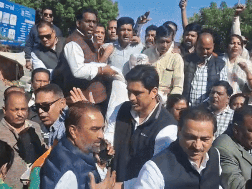 अजमेर में कांग्रेस ने प्रधानमंत्री का फूंका पुतला:नेताओं पर झूठे मुकदमे में फसाने को लेकर की नारेबाजी, बैरिकेट्स लगाकर कार्यकर्ताओं को रोका