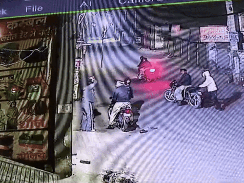 लुधियाना टिब्बा इलाके में 3 बाइकों पर आए 9 बदमाश:लुधियाना टिब्बा इलाके में 3 बाइकों पर आए 9 लूटेरे CCTV आई सामने