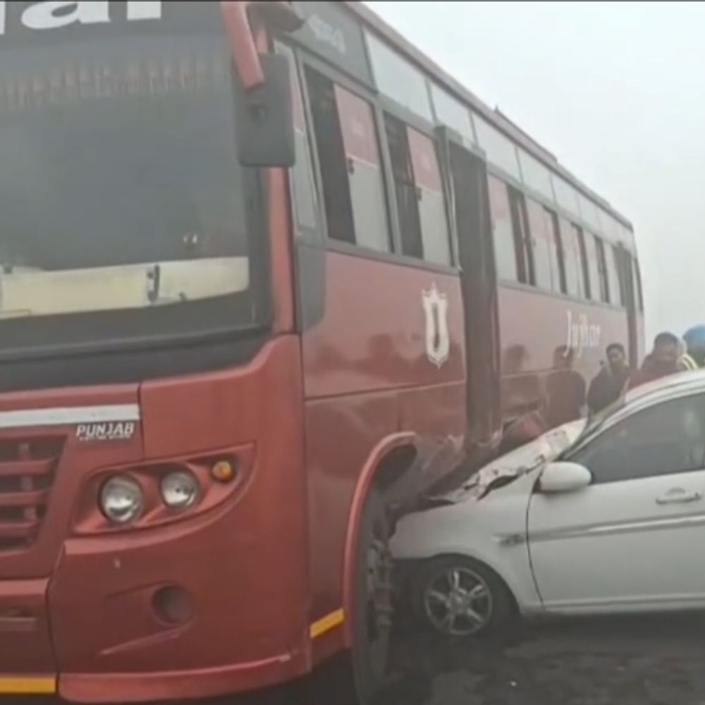 लुधियाना समराला बाइपास पर कार-बस की भीषण टक्कर:कार चालक फरार मामले की जांच में जुटी पुलिस