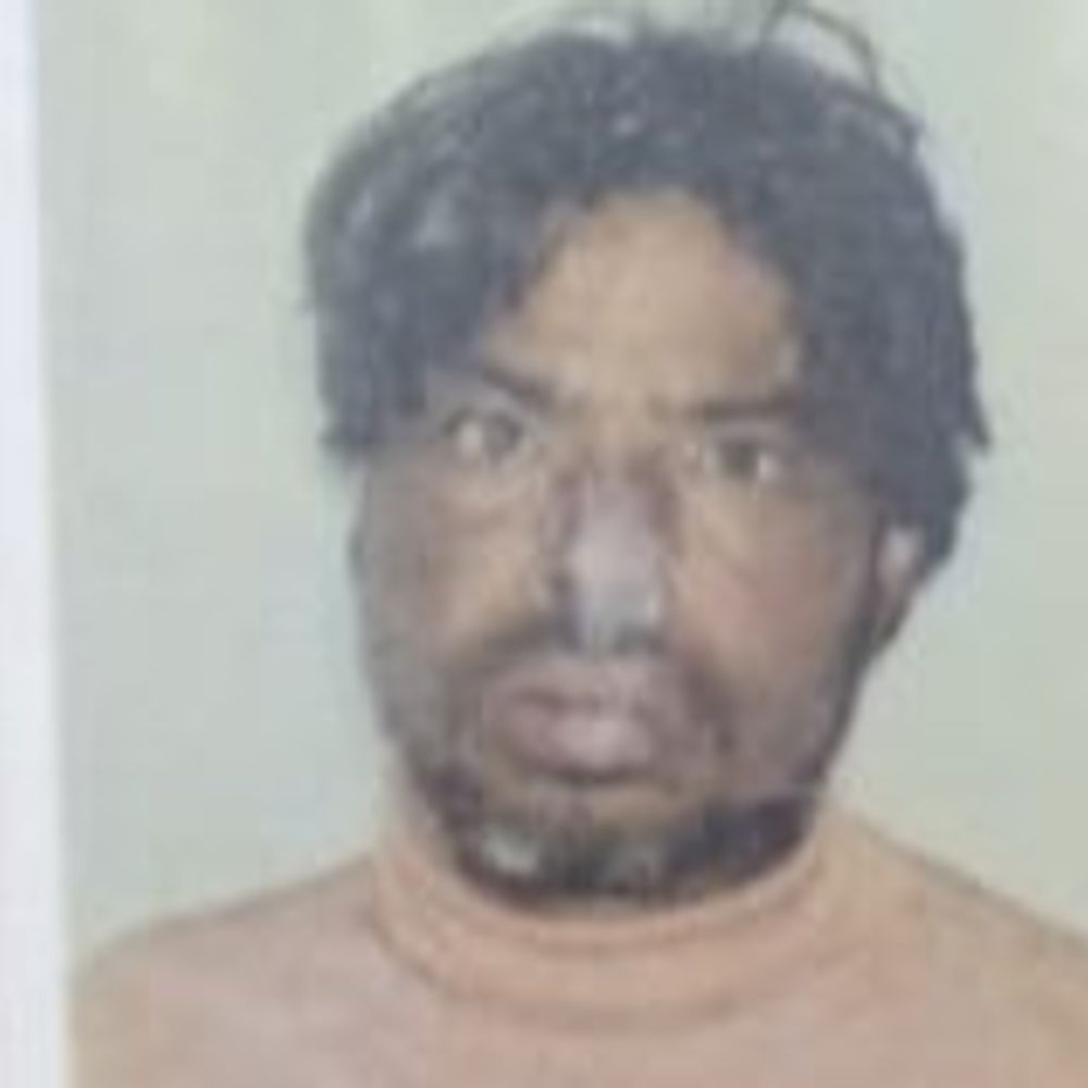 बस बैक करते वक्त पहिया के नीचे आया शटरिंग कारीगर:चाय पीकर लौट रहा था, गंभीर हालत में साथी का चल रहा इलाज