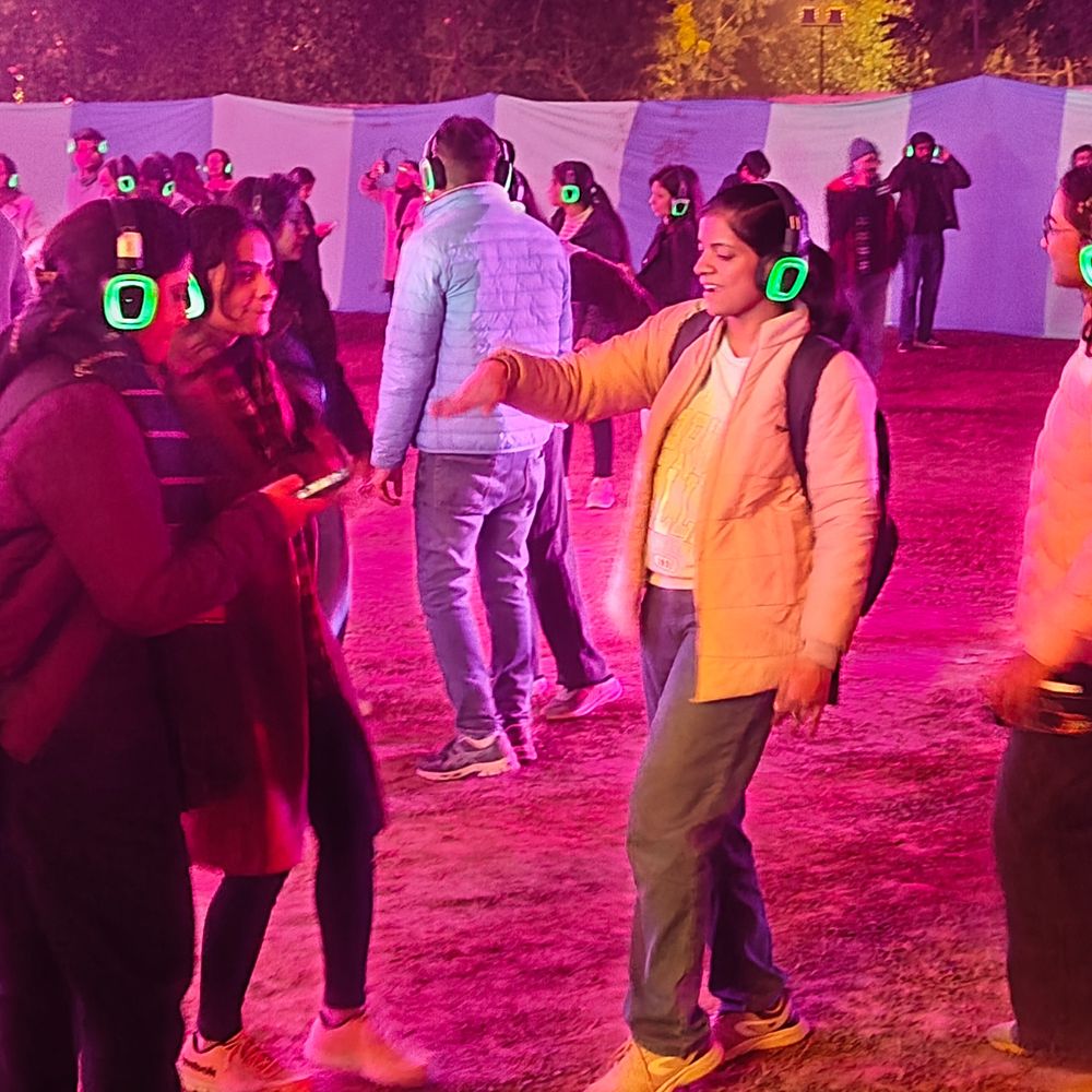 लखनऊ रेपर्टवा में कलाकरों के साथ झूमे दर्शक:रंगमंच , दास्तानगोई , DJ बीट्स से माहौल गरमाया, वोदका एंड नो टॉनिक ने महामारी के दौर को दोहराया