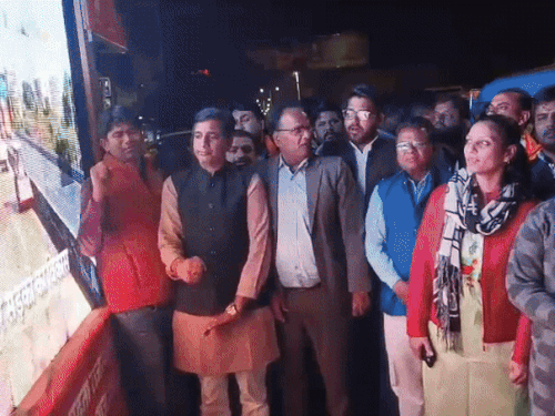 भीलवाड़ा में भाजपा कार्यकर्ताओं ने सुना सीएम का लाइव संबोधन:सरकार के दो साल पूरे होने पर विकास रथ के माध्यम से हुआ लाइव प्रचार, शहर के प्रमुख चौराहों पर आमजन ने भी सुना