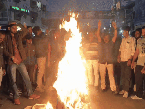 भीलवाड़ा में आंतकवाद का पुतला फूंका:बांग्लादेश में हो रही हिंसा का विरोध, हिन्दू संगठनों ने किया प्रदर्शन