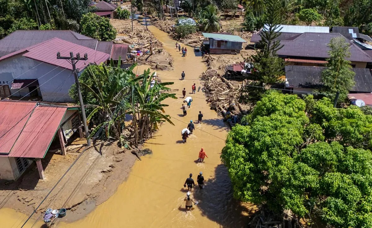 इंडोनेशिया में बाढ़-लैंडस्लाइड्स से मरने वालों का आंकड़ा पहुंचा 1,000
