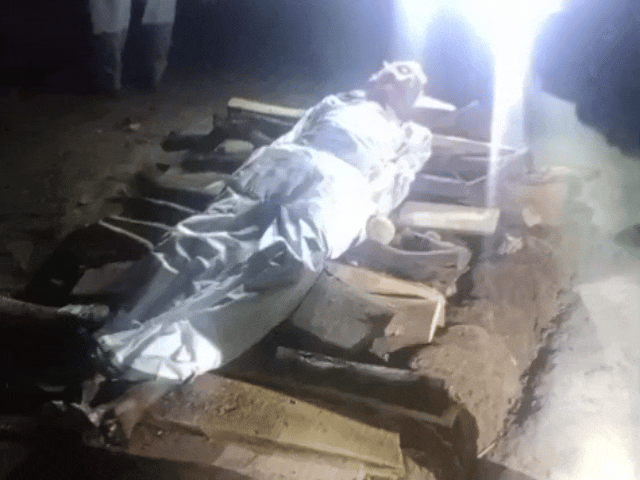 टॉर्च की रोशनी में हुआ शव का अंतिम संस्कार:श्मशान में लाइट नहीं, अंधेरा देख परिजनों ने घर से मंगवाई टॉर्च, मोबाइल की रोशनी में किया सामान इकठ्ठा