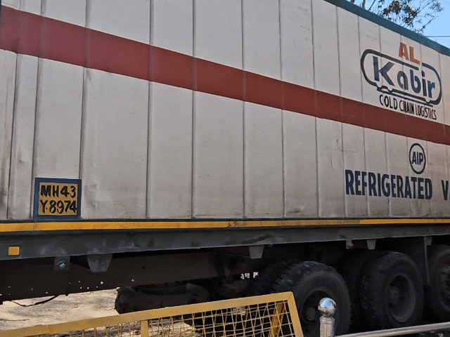 भरतपुर में मांस से भरे 2 कंटेनर पकड़े:मेडिकल टीमों को जांच के लिए बुलाया, यूपी से मुंबई जा रहा था वाहन