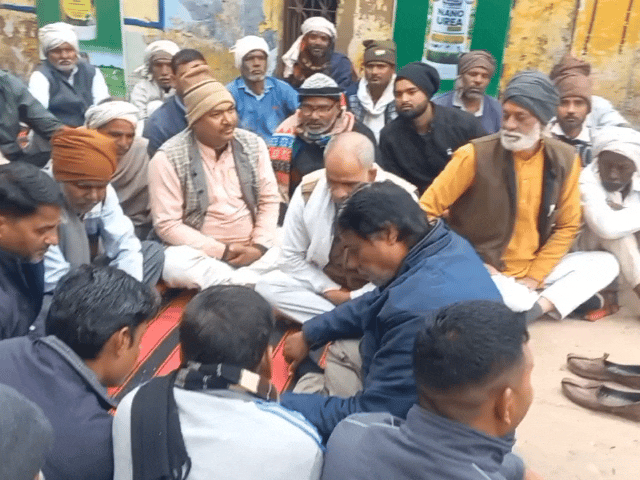 6 वार्डों को दूसरी ग्राम पंचायत में मिलाने का विरोध:लोगों ने दिया धरना, स्कूल, शमशान जैसी सुविधाएं दूर होने का सता रहा डर