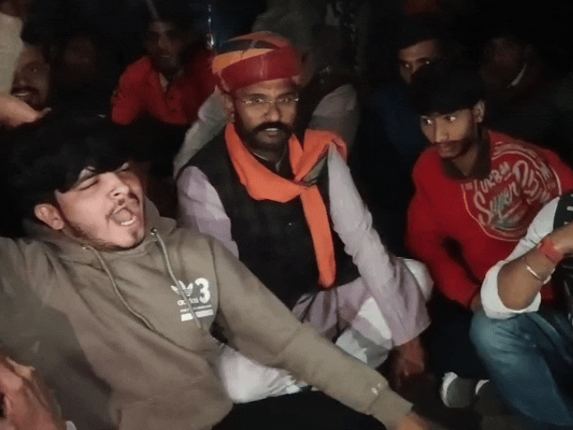 गोवंश का कटा सिर मिला, धरने पर बैठे गोभक्त:पुलिस पहुंची मौके पर, कार्रवाई का लिखित आश्वासन मांग रहे धरनार्थी