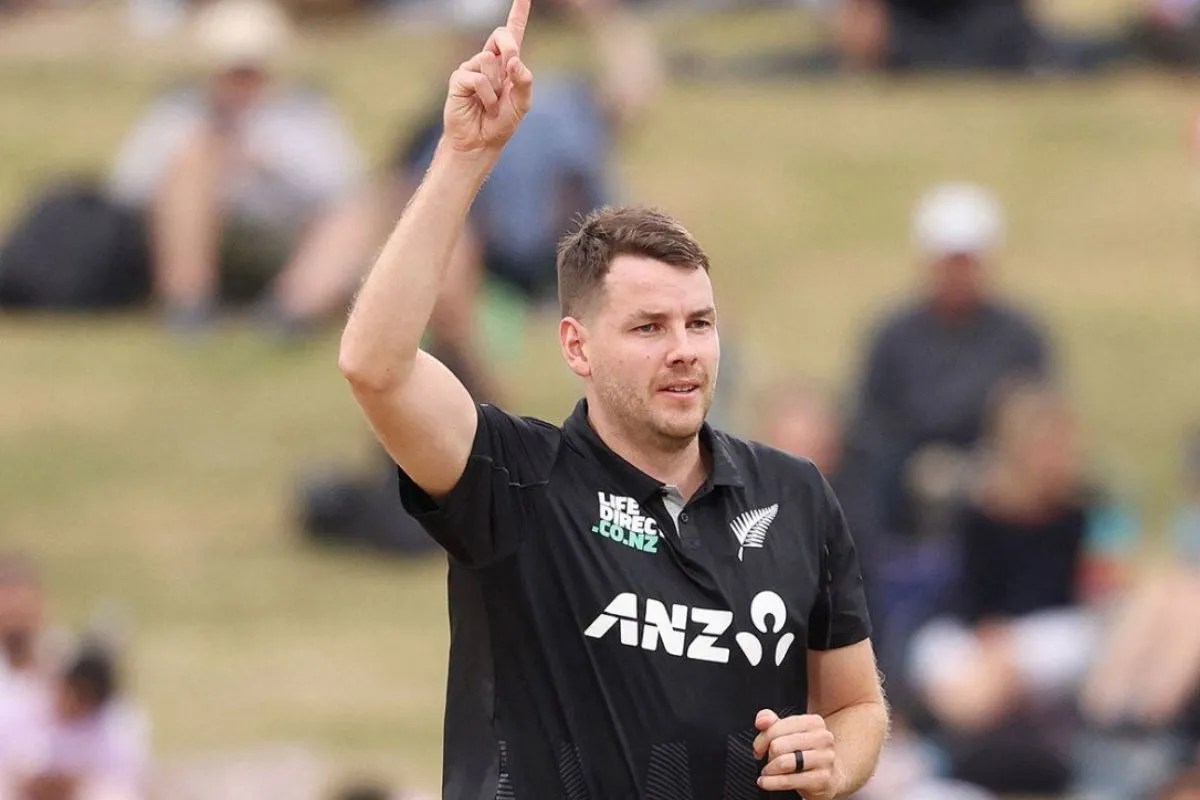 इस गेंदबाज को बेस प्राइस में खरीदने पर पूर्व भारतीय क्रिकेटर ने की RCB की तारीफ, टी20 में हैं नंबर वन पेसर