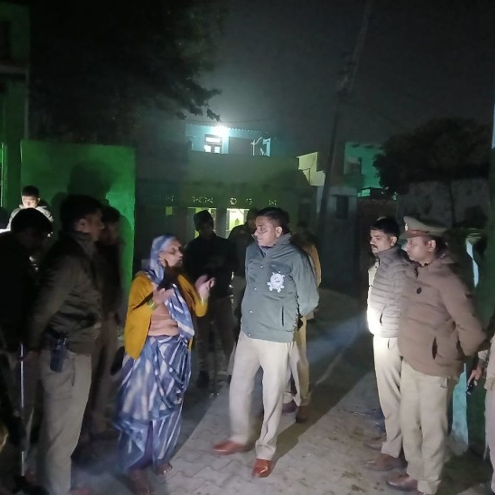 मथुरा में दो सगे भाइयों को गोली मारी:लहूलुहान होकर जमीन गिरे, 1 की मौत, 2 पक्षों में जमकर हुई फायरिंग