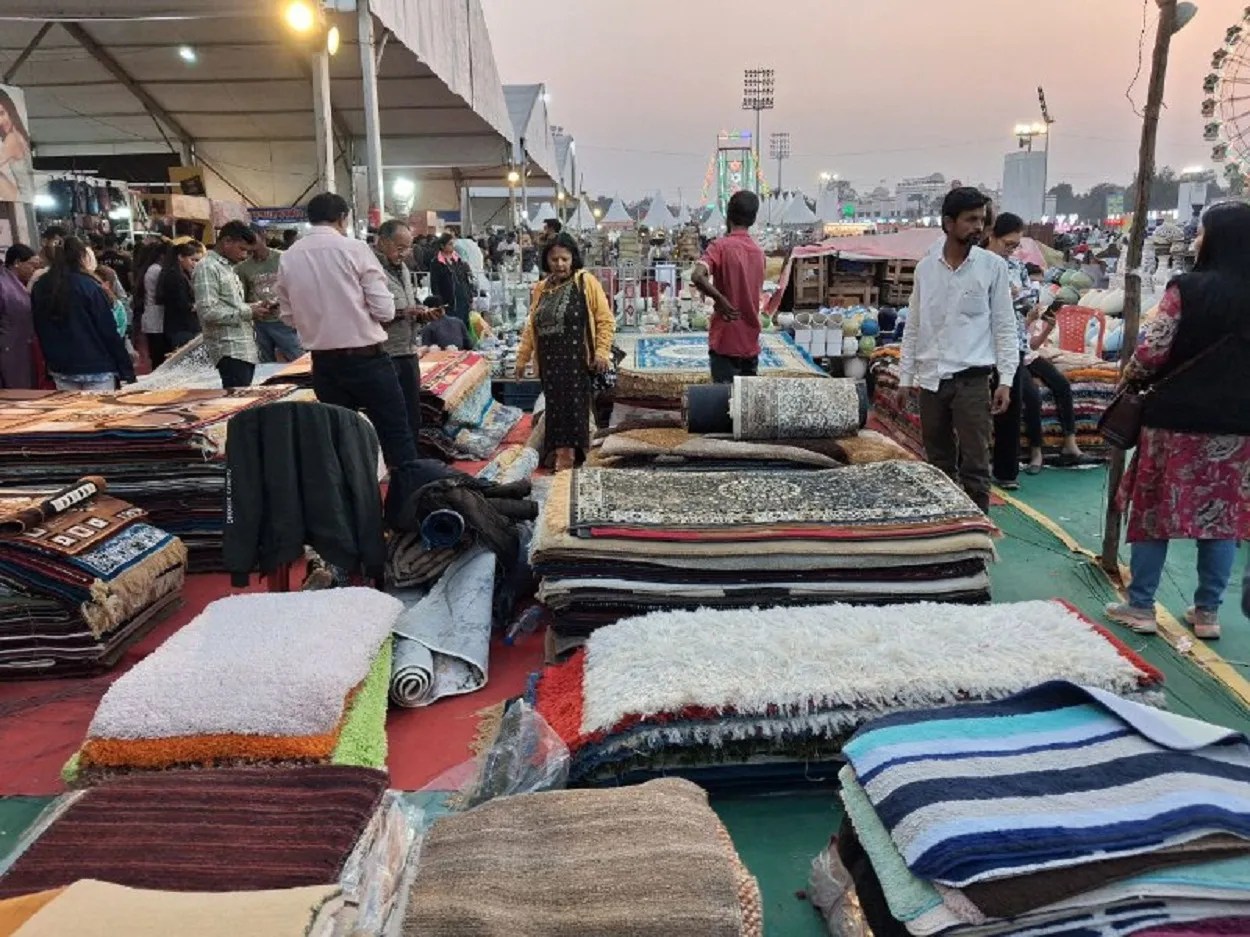 Christmas : स्वदेशी मेले में पसंद की वस्तुएं खरीदी तो लजीज चाट का स्वाद चखा