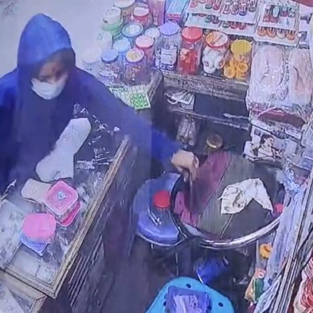 झांसी में ‘मास्क गर्ल’ ने चुराया मोबाइल, VIDEO:बोली- बिछिया दिखाइये, दुकानदार के पीछे मुड़ते ही छुपाकर ले गई