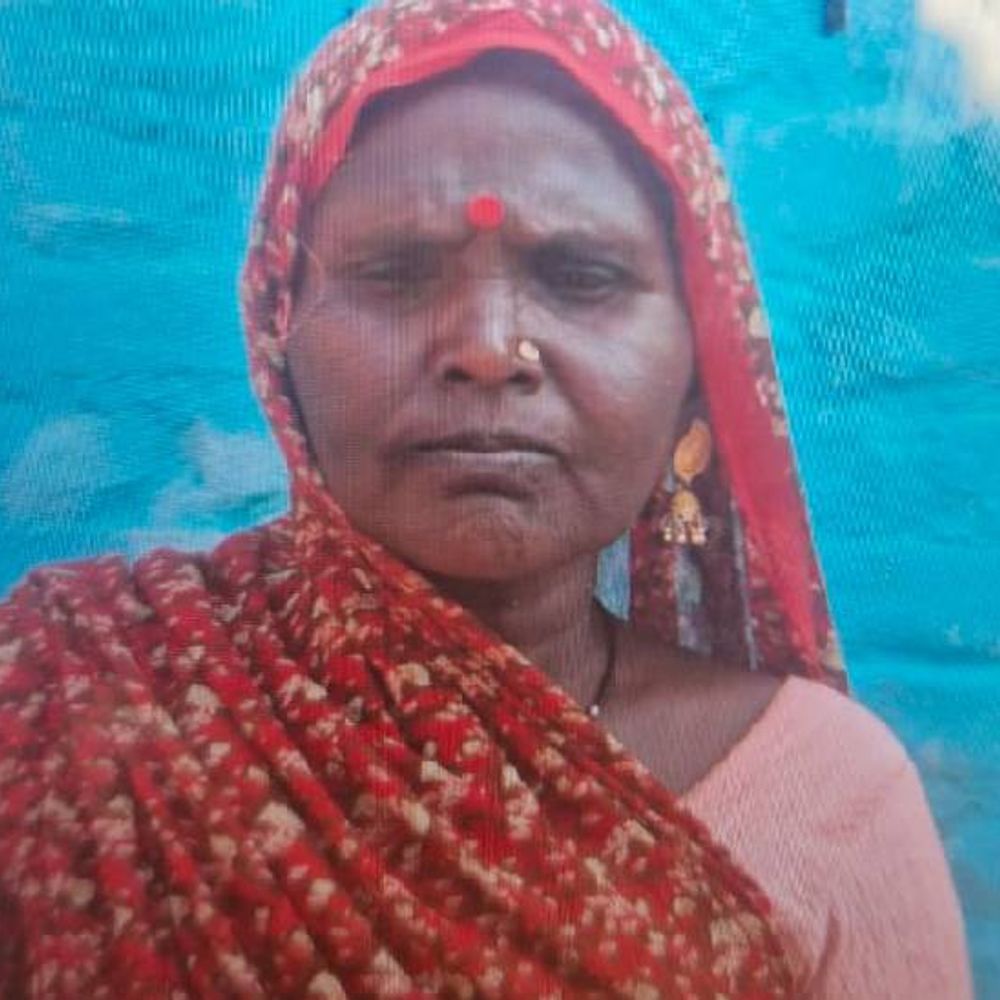 झांसी में बाइक से गिरने से महिला की मौत:बहन के देवर की मौत में शामिल होकर लौट रही थी, गश्त खाकर गिर गई