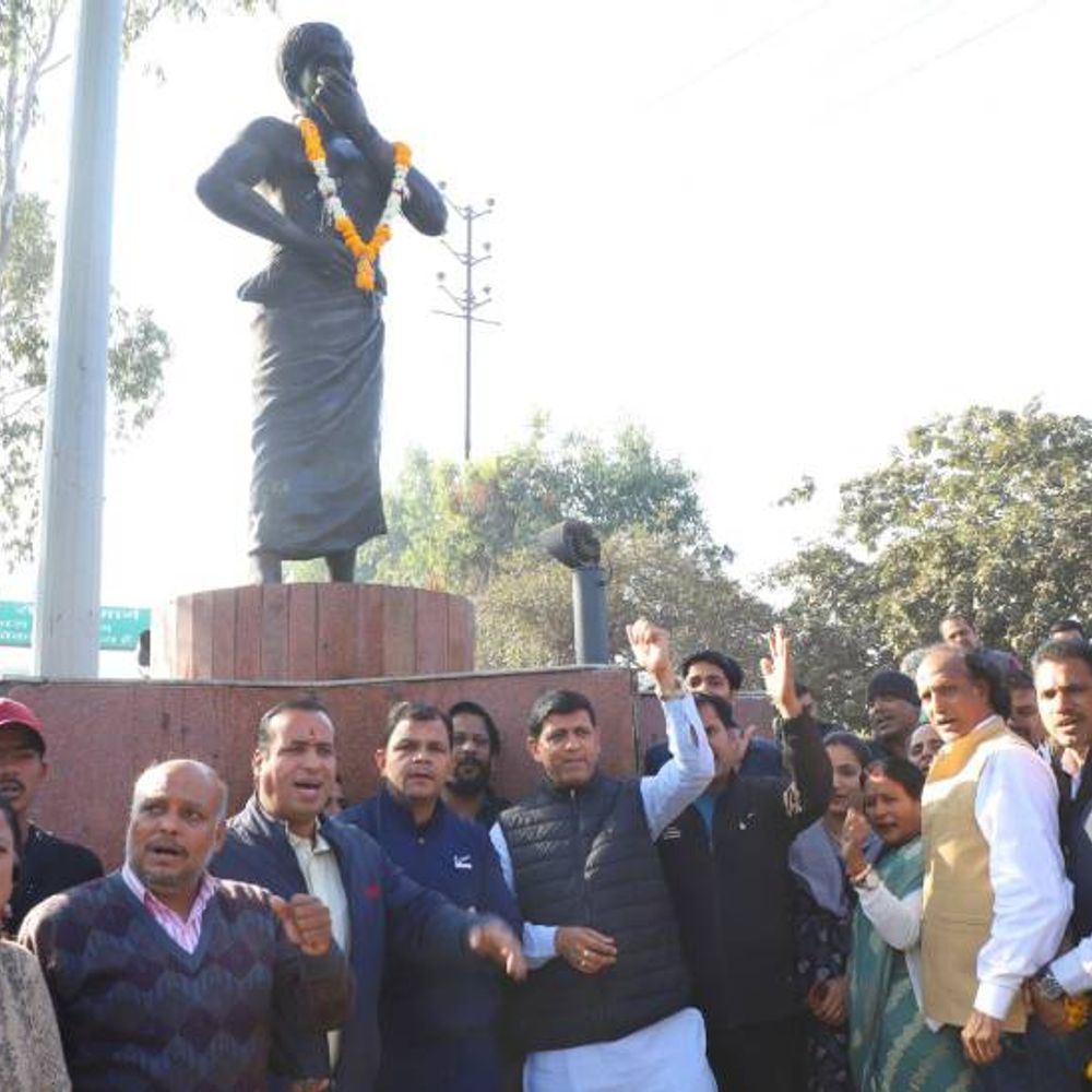 शहर की प्रतिमाओं की स्वच्छता के लिए विशेष अभियान:अटलजी की जन्म शताब्दी समारोह में शहीद चंद्रशेखर आजाद की प्रतिमा से शुरू हुआ अभियान