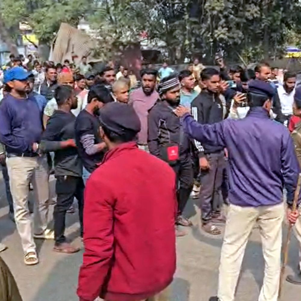 बोकारो सेक्टर-4 में अतिक्रमण हटाओ अभियान का विरोध:दूसरे दिन लोग सड़क पर उतरे, BSL के खिलाफ किया प्रदर्शन