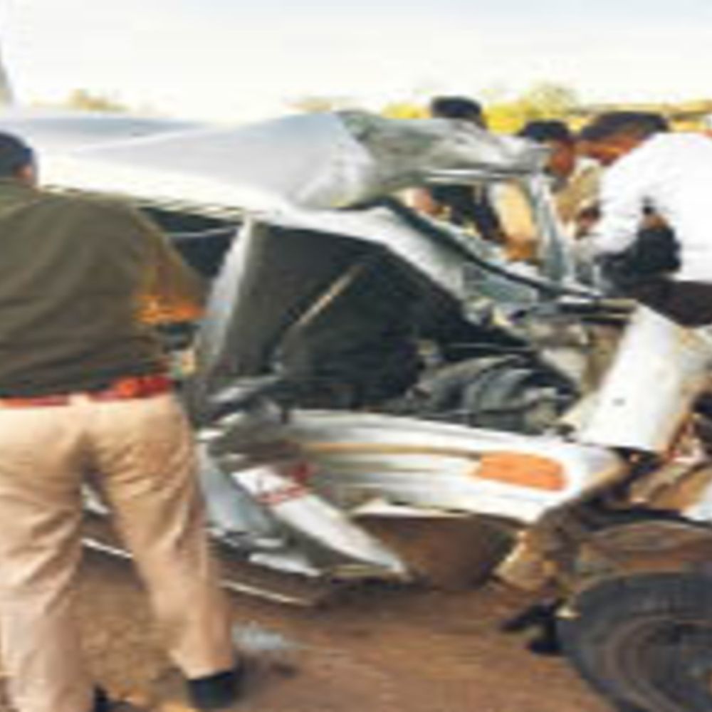 चूरू जिले के सांडवा इलाके में स्टेट हाइवे:तेज रफ्तार ट्रक की टक्कर से बोलेरो में सवार 5 की मौत, चार एक ही परिवार के