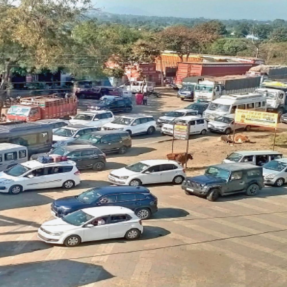 अव्यवस्था:भेरूघाट पर 10 घंटे लगा जाम, रात आठ बजे बाद बलवाड़ा घाट पर भी फंसी गाड़ियां