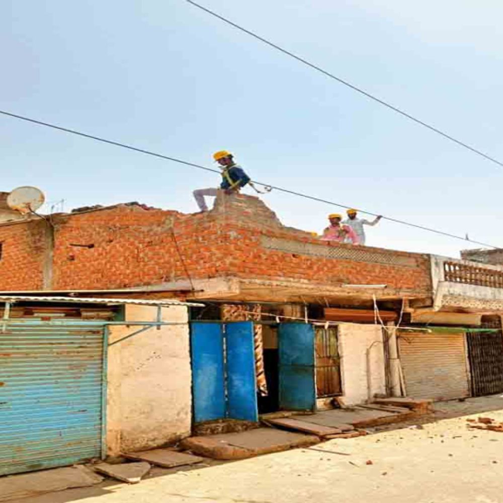 सर्वे शुरू:हाय टेंशन… ये घर, प्लॉट खतरे की जद में, एक्स्ट्रा हाईटेंशन लाइन के आसपास काटे जा रहे हैं प्लॉट