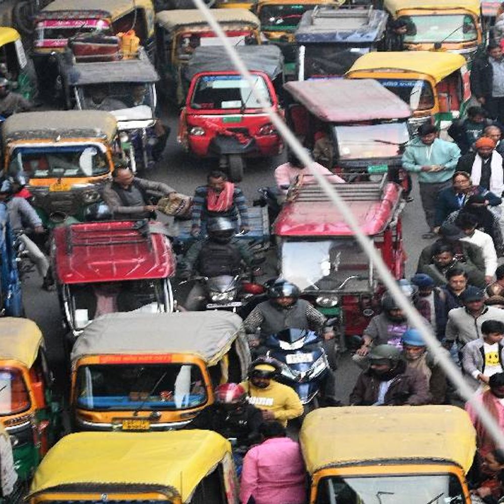 ट्रैफिक पुलिस ने खोजी रोज भीषण जाम की वजह:राजधानी के 64 स्कूल, मॉल, रेस्टोरेंट और बैंक्वेट हॉल की पार्किंग सड़क पर