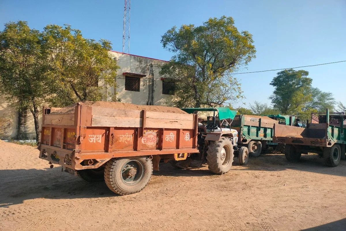 रैणी में अवैध खनन पर कार्रवाई, बजरी से भरा ट्रैक्टर जब्त