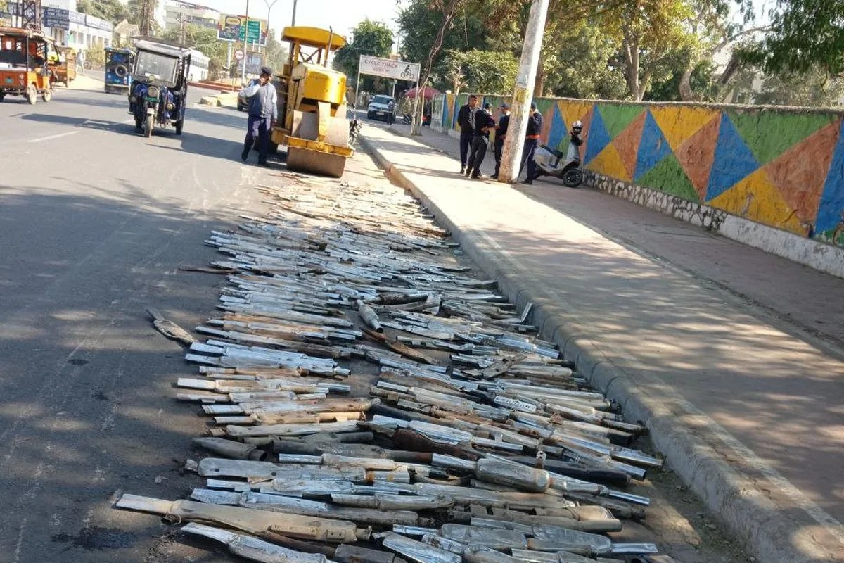 अलवर यातायात पुलिस की कार्रवाई, 550 मॉडिफाइड साइलेंसर कबाड़