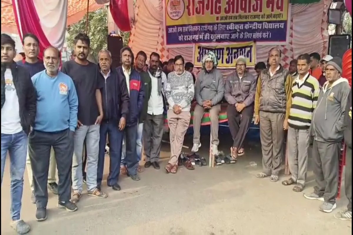 केंद्रीय विद्यालय की मांग को लेकर राजगढ़ बाजार आठवें दिन भी बंद, आमरण अनशन जारी 