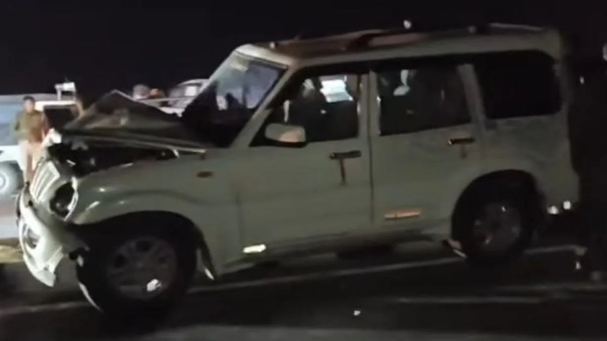 Video: वाहन ने सडक़ पर गोवंश को मारी टक्कर, चालक गाड़ी छोड़ फरार