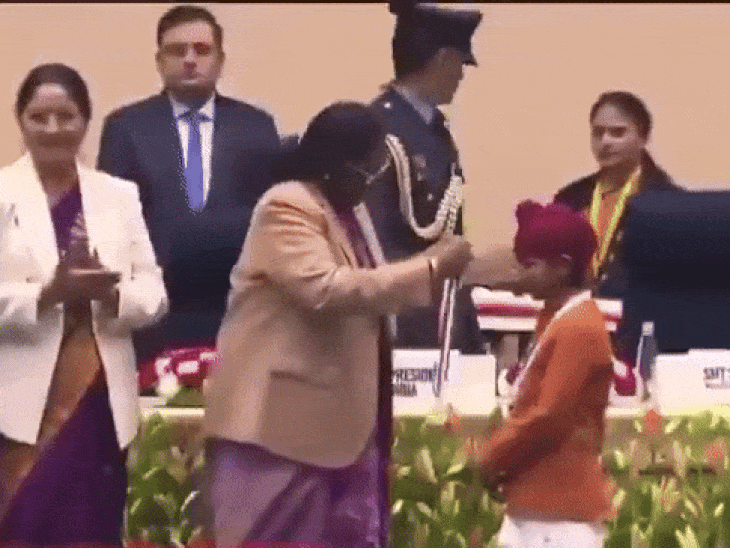 आप्रेशन सिंदूर के दौरान की थी फौज की सहायता:10 वर्षीय सरवन सिंह की अद्वितीय बहादुरी का सम्मान, राष्ट्रपति ने दिया राष्ट्रीय बाल पुरस्कार, जाखड़ व राजा वडिंग ने ट्रवीट कर दी बधाई