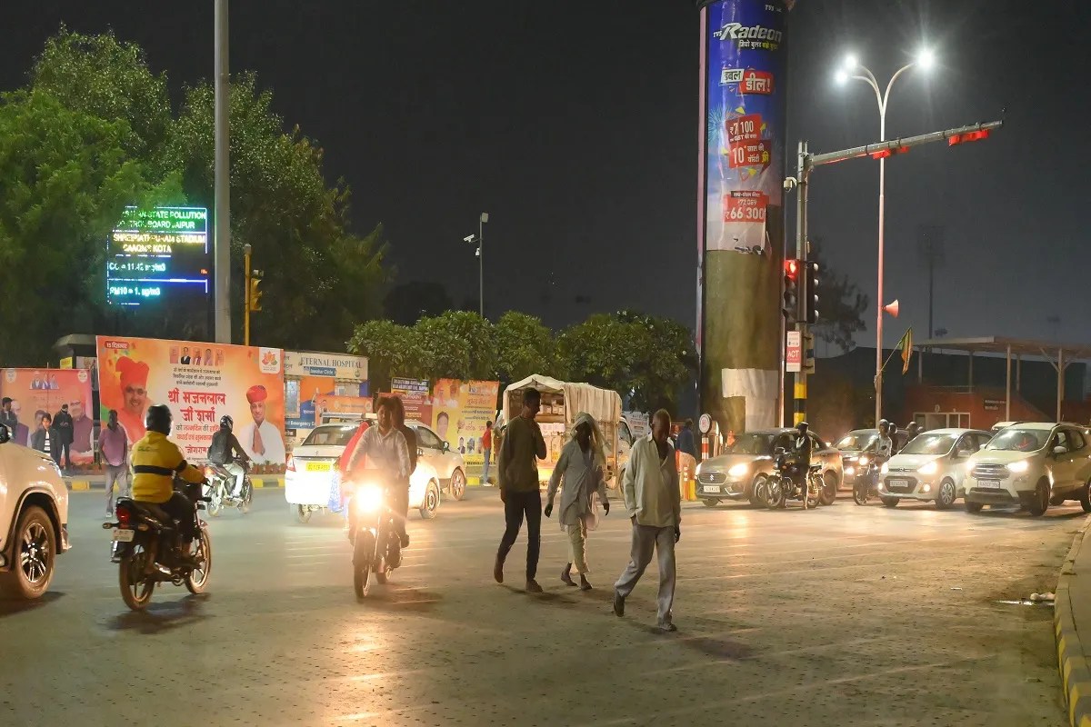 फुटओवर ब्रिज भूले जिम्मेदारः पैदल चलना चुनौतीपूर्ण जेब्रा क्रॉसिंग पर वाहन, ट्रैफिक के बीच जोखिम में जान…चलें तो चलें कहां बिन आपके