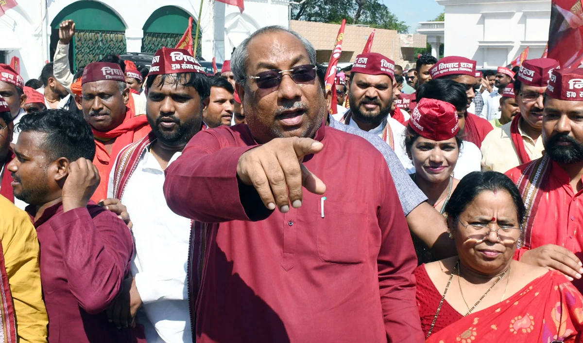 कोडीन कफ सिरप सिंडीकेट से जुड़े लोगों के साथ तस्वीर मामले में सपा प्रमुख स्पष्टीकरण दें: Sanjay Nishad