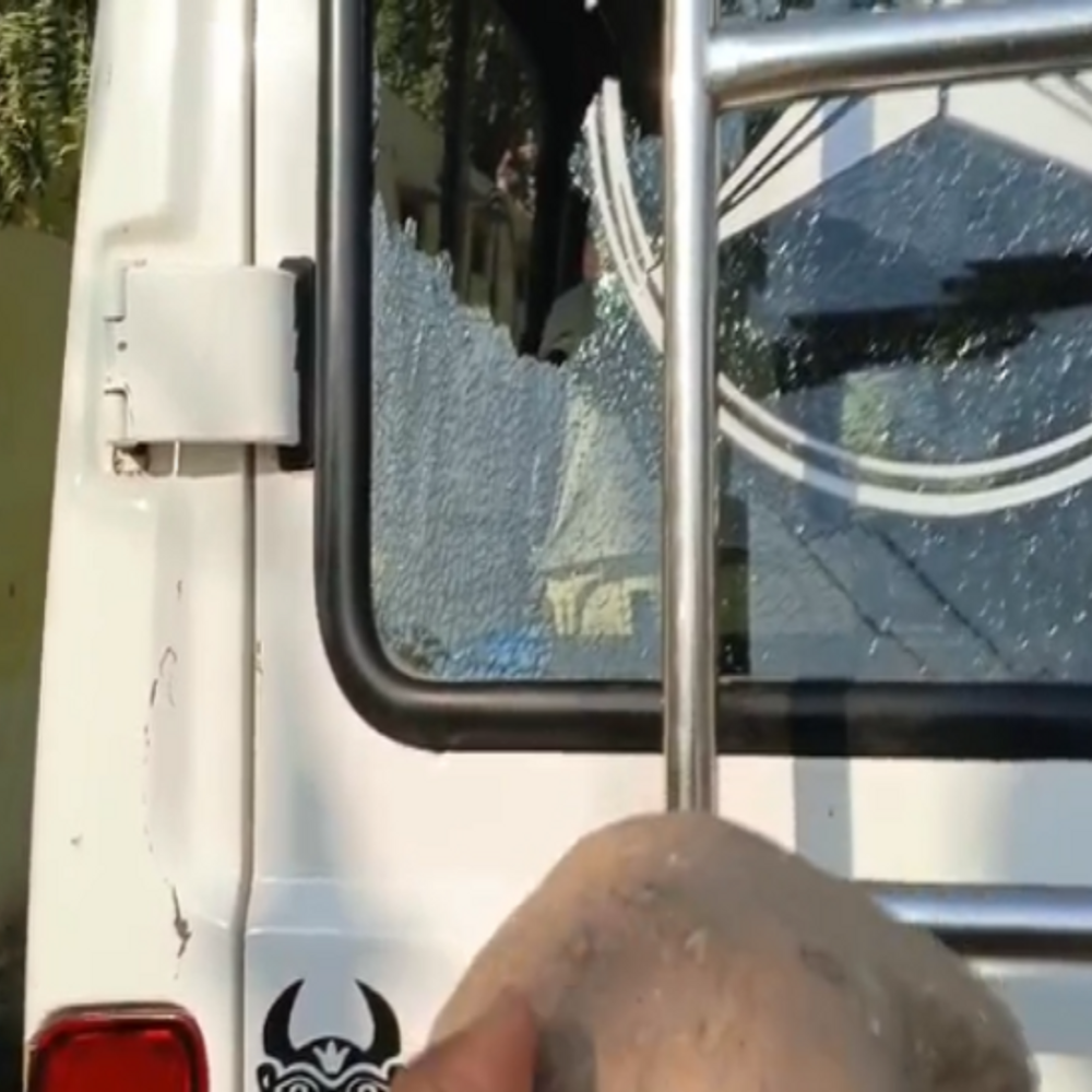 थाने के बाहर टूरिस्ट बस के शीशे तोड़े:रात को खड़ी बस के कांच तोड़ दिए, अखैरपुरा थाना के बाहर की घटना