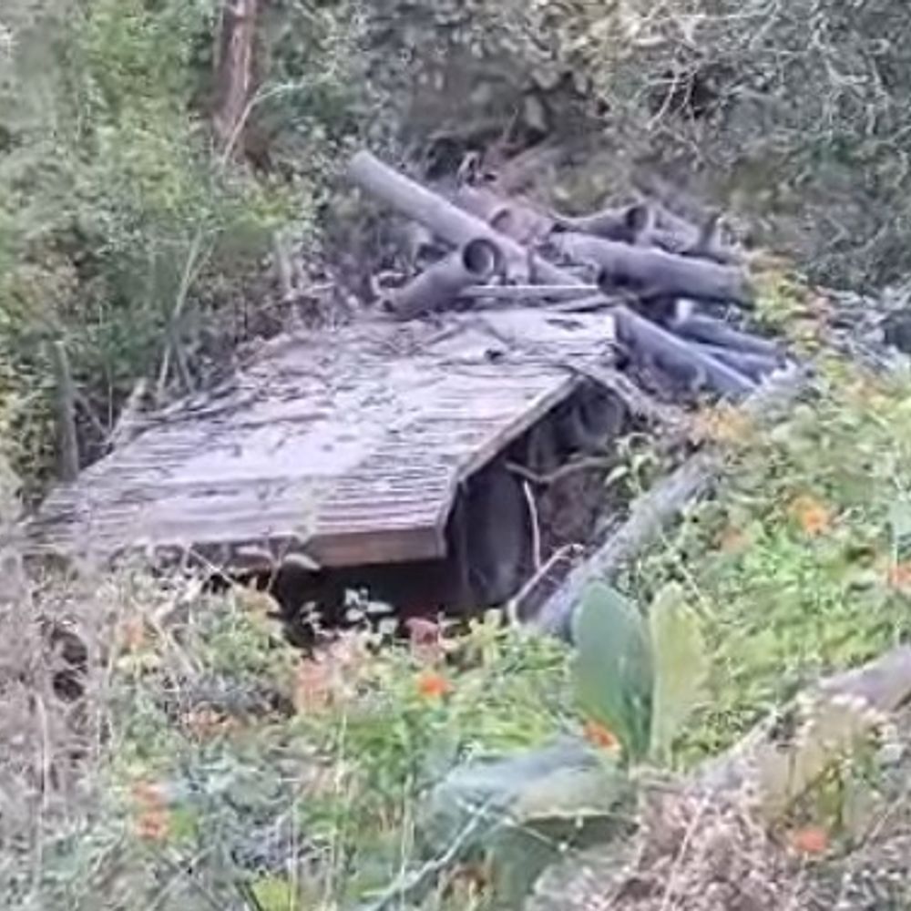 भूमका घाटी में बड़ा हादसा:पाइप से भरा ट्रक खाई में गिरा, चालक की दबने से दर्दनाक मौत