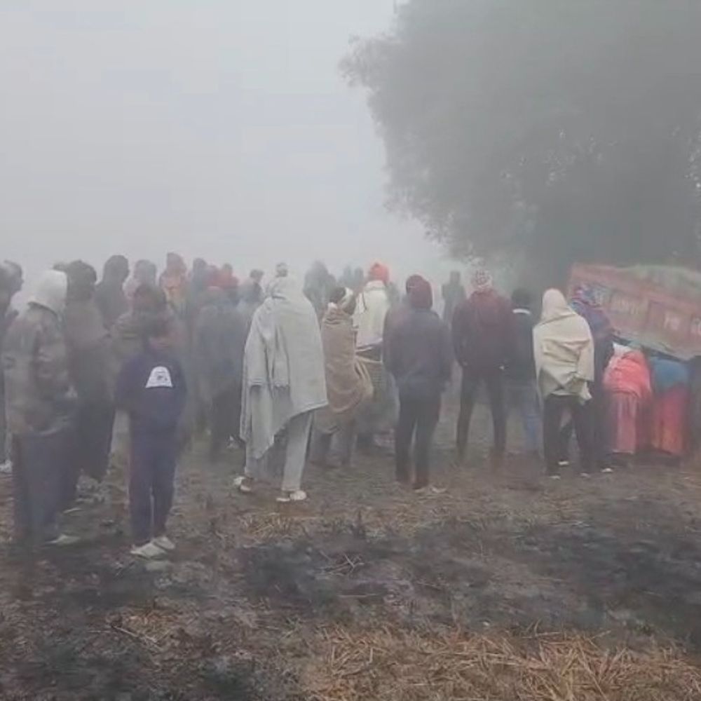 औरंगाबाद में तेज रफ्तार ट्रैक्टर पलटने से 2 की मौत:कस्टमर के घर सामान पहुंचाकर लौट रहे थे, कोहरे की वजह से हुआ हादसा