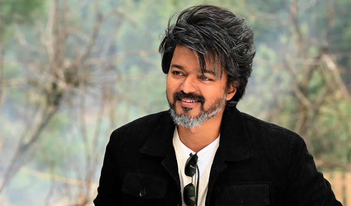 चेन्नई एयरपोर्ट पर पल भर के लिए मची भगदड़, फैंस के बीच गिरे Thalapathy Vijay, वीडियो वायरल