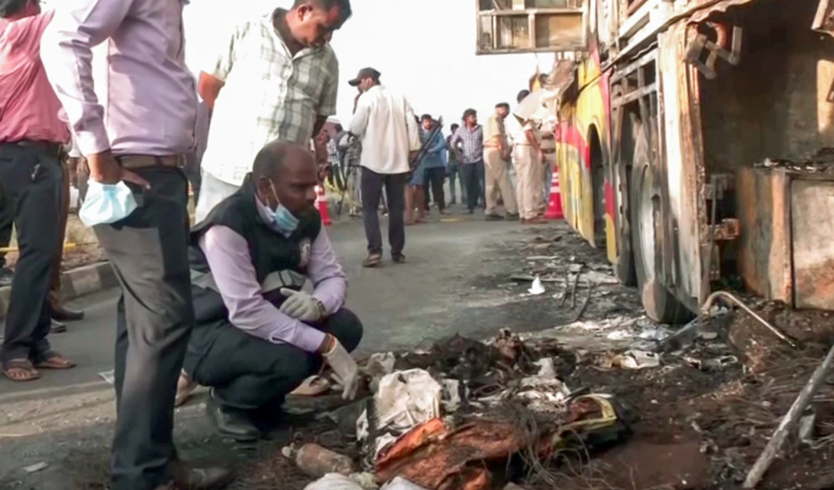 Balrampur Bus- Truck Collision | बलरामपुर में भीषण सड़क हादसा, बस-ट्रक की टक्कर, आग लगने से 3 नेपाली यात्रियों की मौत, 24 झुलसे, मचा हड़कंप