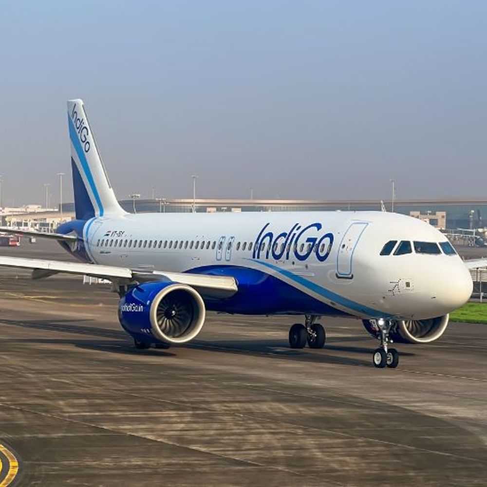 कुवैत-हैदराबाद इंडिगो फ्लाइट को बम से उड़ाने की धमकी:मुंबई एयरपोर्ट पर इमरजेंसी लैंडिंग कराई गई; कोई विस्फोटक बरामद नहीं