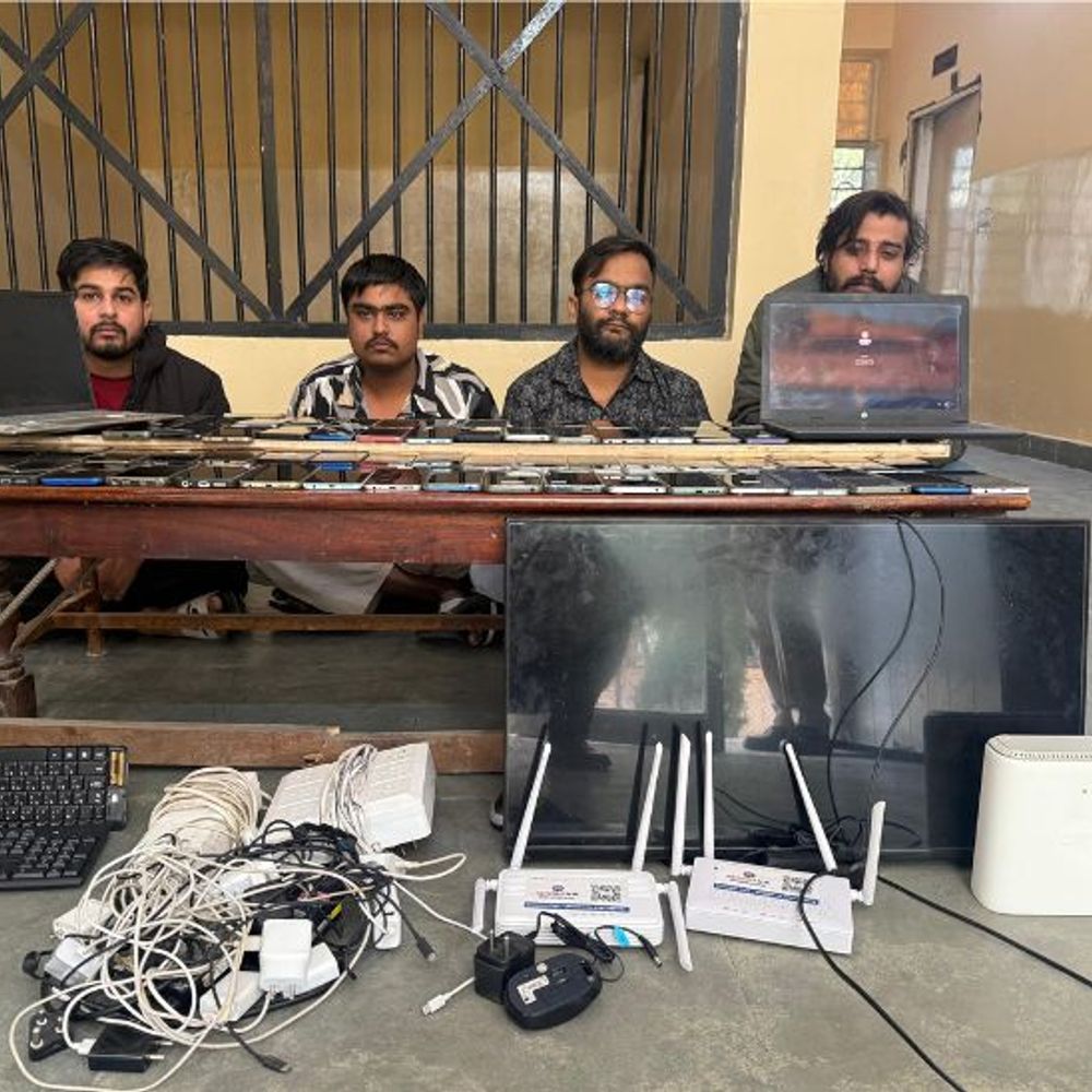 शहर से दूर किराये के फ्लैट में चल रहा-था सट्टा:भारत और साउथ अफ्रीका के टी-20 क्रिकेट मैच पर; 4 गिरफ्तार, 67 मोबाइल और 90000 रुपए बरामद