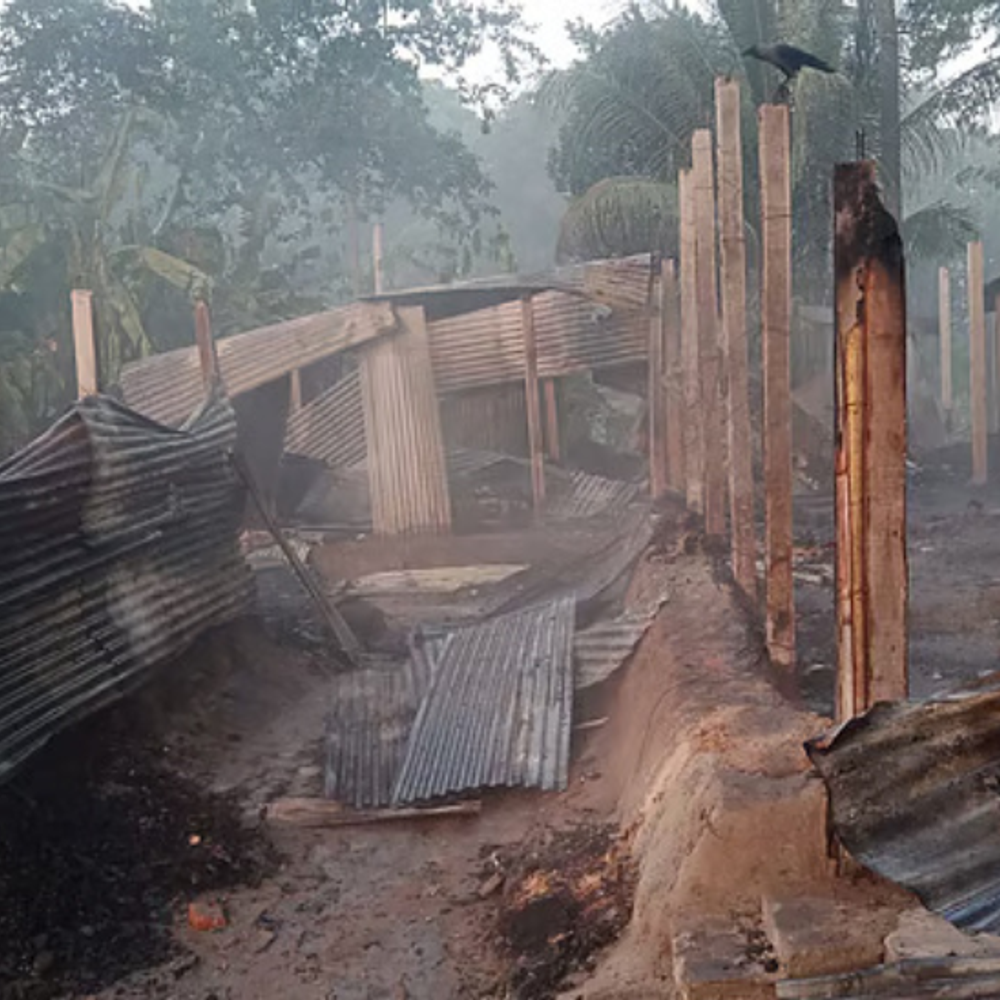 बांग्लादेश के चटगांव जिले में हिंदू परिवारों के घर जलाए:बाहर से दरवाजे बंद कर आग लगाई; अंदर कई लोग सो रहे थे