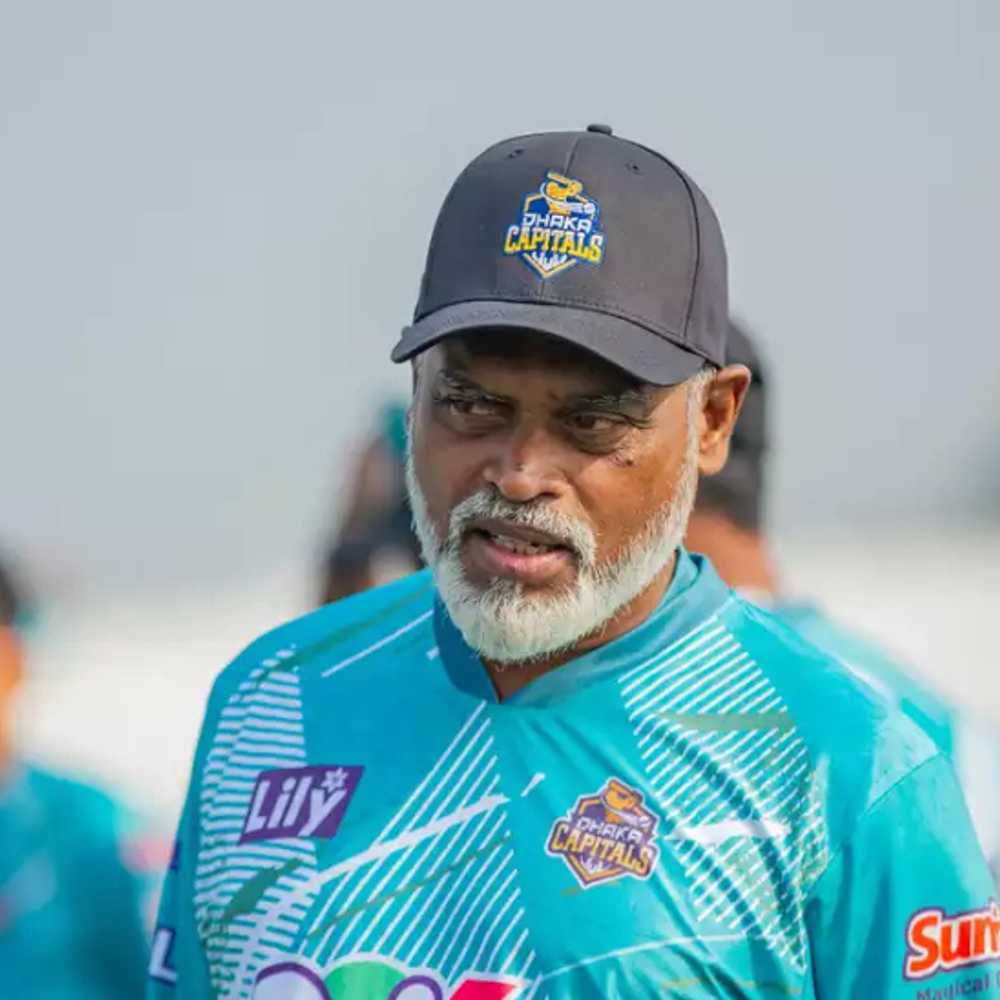 बांग्लादेश प्रीमियर लीग में कोच का निधन:ढाका कैपिटल्स के मैच से पहले मैदान पर गिरे; CPR के बाद अस्पताल में मृत घोषित