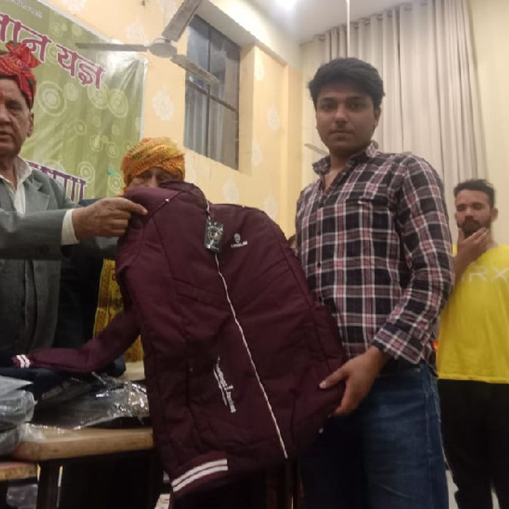 जयपुर में छात्रों को जैकेट और गर्म कपड़े बांटे गए:क्वालिटी देखकर खुश हुए स्टूडेंट, सभी ने जैकेट के साथ फोटो खिंचवाई