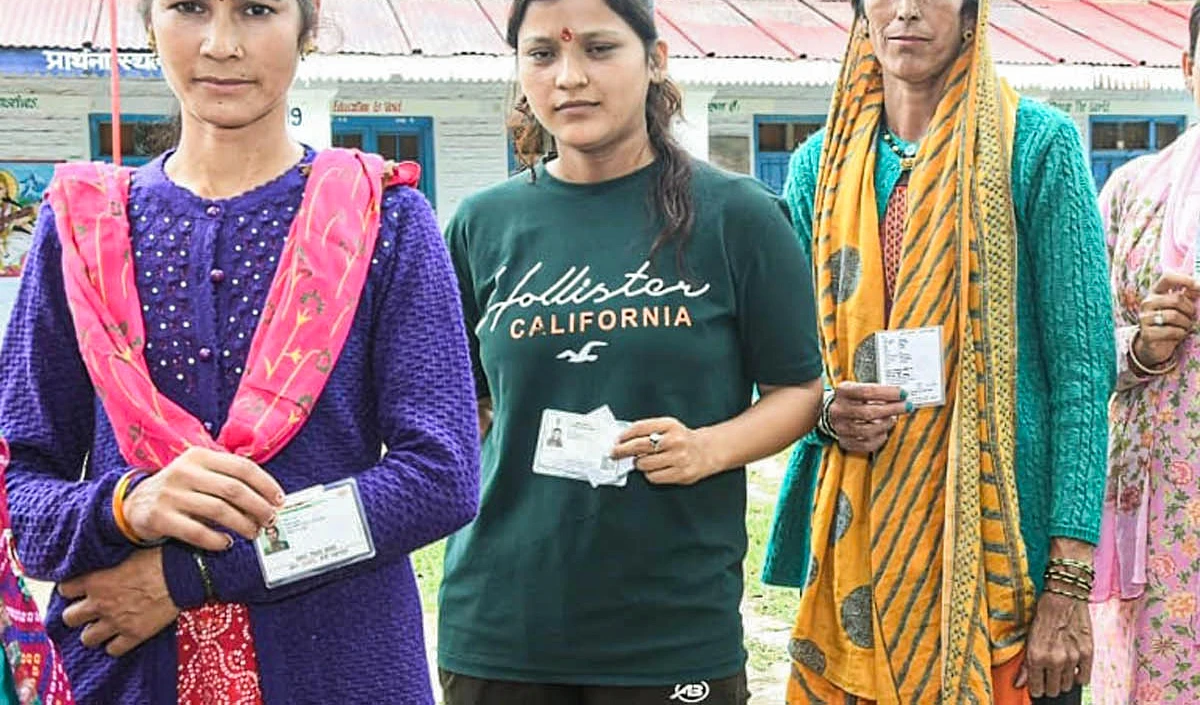 West Bengal के नवद्वीप में नाले में मिले Voter ID Card, जांच की मांग