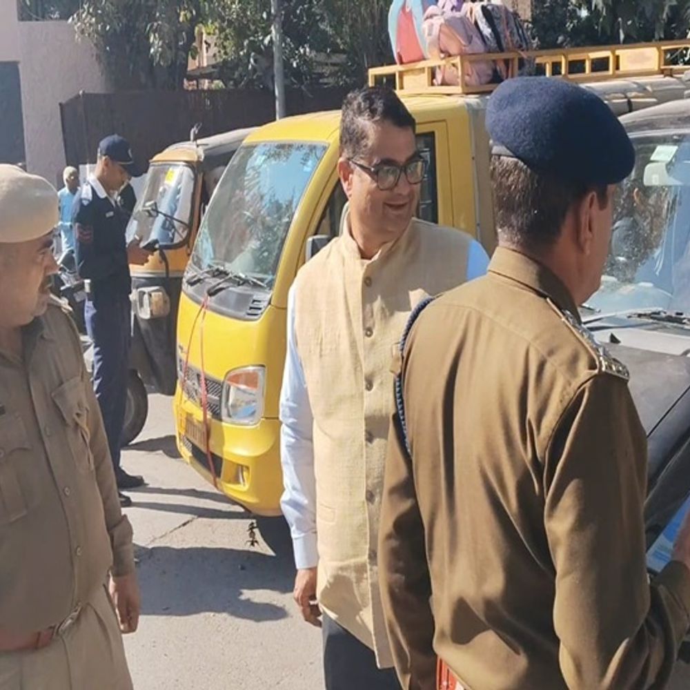 उदयपुर में एडीजे ने चेक की बाल वाहिनियां:हेमलेट नहीं पहनने वाले लोगों को जागरूक, ट्राफिक पुलिक ने भी मौके की कार्रवाई