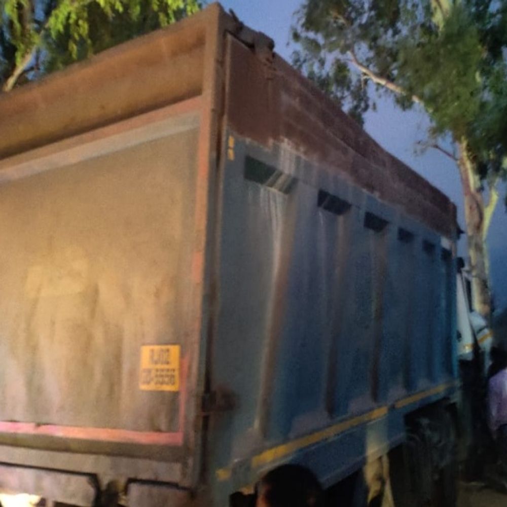 डंपर और ट्रोला की आमने सामने टक्कर,एक घायल:डंपर चालक स्टेरिंग के बिच फंस गया था,अलवर रेफर,अलवर थानागाजी रोड़ पर तीन किलोमीटर जाम लगा