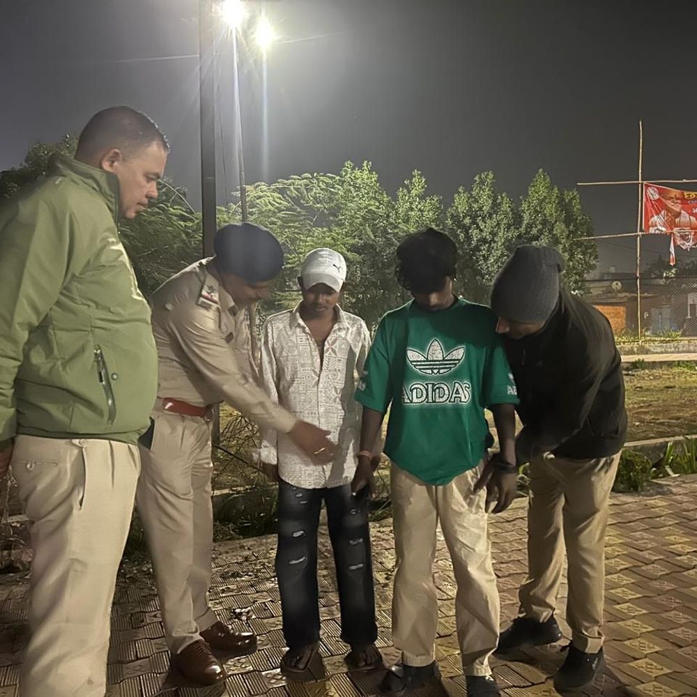 खुलेआम शराब पीने वालों पर पुलिस की सख्ती:18 थानों की पुलिस ने 74 मामलों में 79 लोगों के खिलाफ की कार्रवाई, सार्वजनिक जगहों पर पी रहे थे शराब