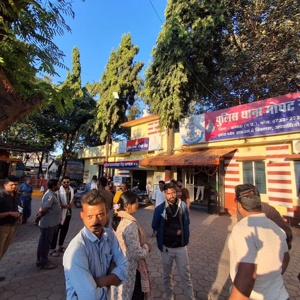 टीआई ने दलित परिवार की महिलाओं को पाइप से पीटा:मोबाइल छीनकर वीडियो डिलीट कराए; लव मैरिज कर चुकी बेटी से मिलने आए थे परिजन