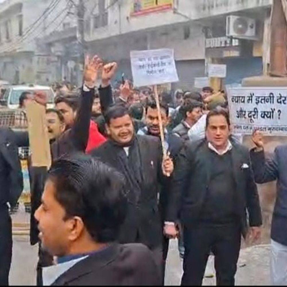 हाईकोर्ट बेंच के लिए सड़कों पर उतरे वकील, बाजार बंद:मुरादाबाद में पूर्व सांसद एसटी हसन भी वकीलों के प्रोटेस्ट में शामिल