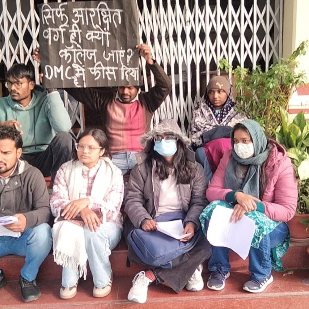 BHU में प्रवेश-आरक्षण के विरोध में शोधछात्रों का धरना-प्रदर्शन:इतिहास के छात्रों ने प्रवेश प्रक्रिया को बताया अपारदर्शी, संबद्ध कॉलेजों में भेजने पर आपत्ति