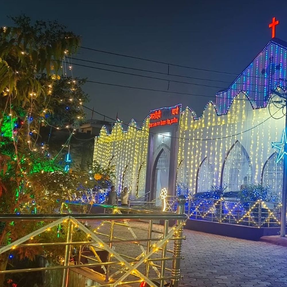 क्रिसमस से पहले उज्जैन में भी रोशनी से जगमगाए चर्च:प्रभु यीशु के जन्म के साथ आज होगी विशेष प्रार्थनाएं, देर रात को कटेगा केक