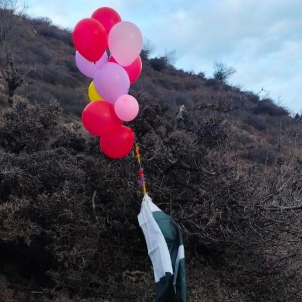कश्मीर में गुब्बारों में बंधा पाकिस्तानी झंडा बरामद:LoC के पास दो जिलों की घटना; 6 दिन पहले शोपियां भी पाकिस्तानी बलून नजर आए थे