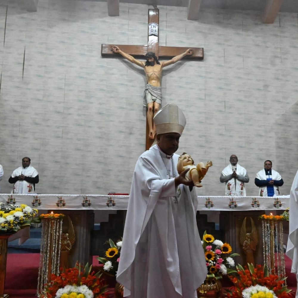 वाराणसी में यीशू के जन्म पर क्रिसमस की धूम:तस्वीरों में देखिए रंग-बिरंगी रोशनी से जगमग गिरजाघर और फूलों की सजावट